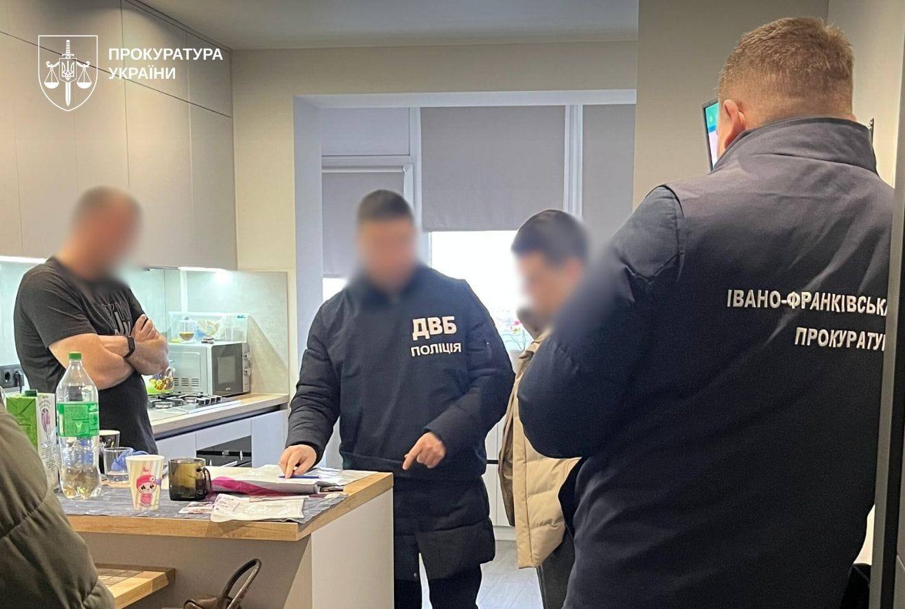 Поліціянт присвоїв 2,7 млн грн батька загиблої захисниці «Азовсталі»