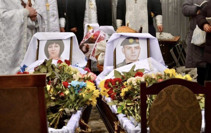 Дружину і військового яких вбив чадний газ похоронили