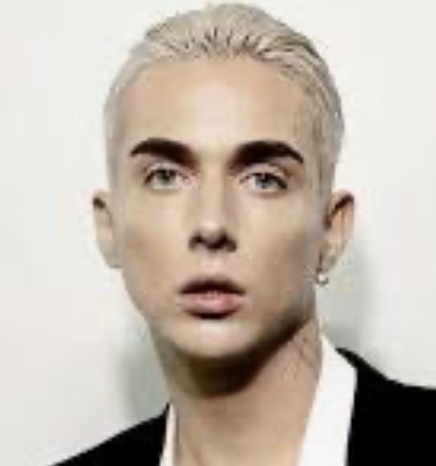 Співак Melovin вже розійшовся з нареченим-військовим.