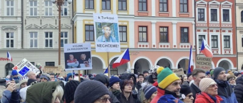 Тисячі людей у Чехії вийшли на протести на підтримку президента
