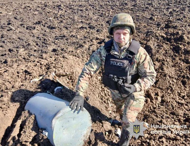 Вибухотехніки поліції спільно з рятувальниками продовжують ліквідовувати наслідки масованої ворожої атаки на Вінниччину