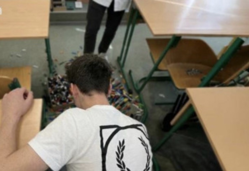 Вчителька витирала ноги об голову учня під регіт однокласників