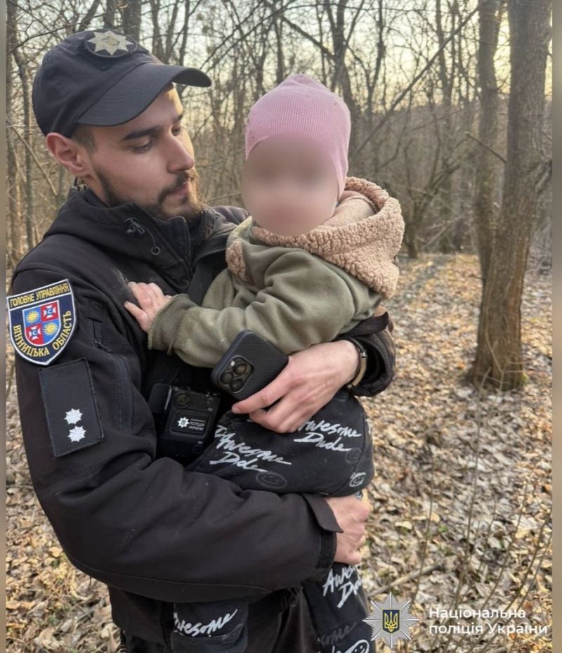 Поліцейський розшукав малюка, який загубився