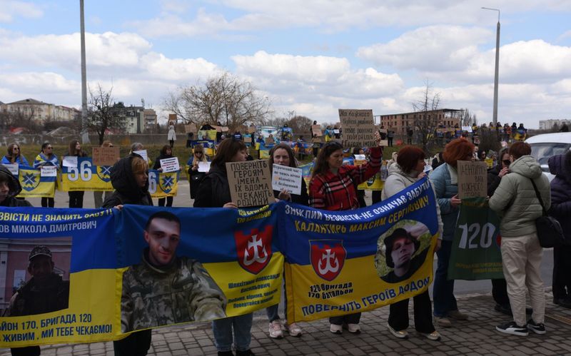 “Поверніть Героям імена!” – вимагають родичі загиблих та зниклих безвісти вінничан