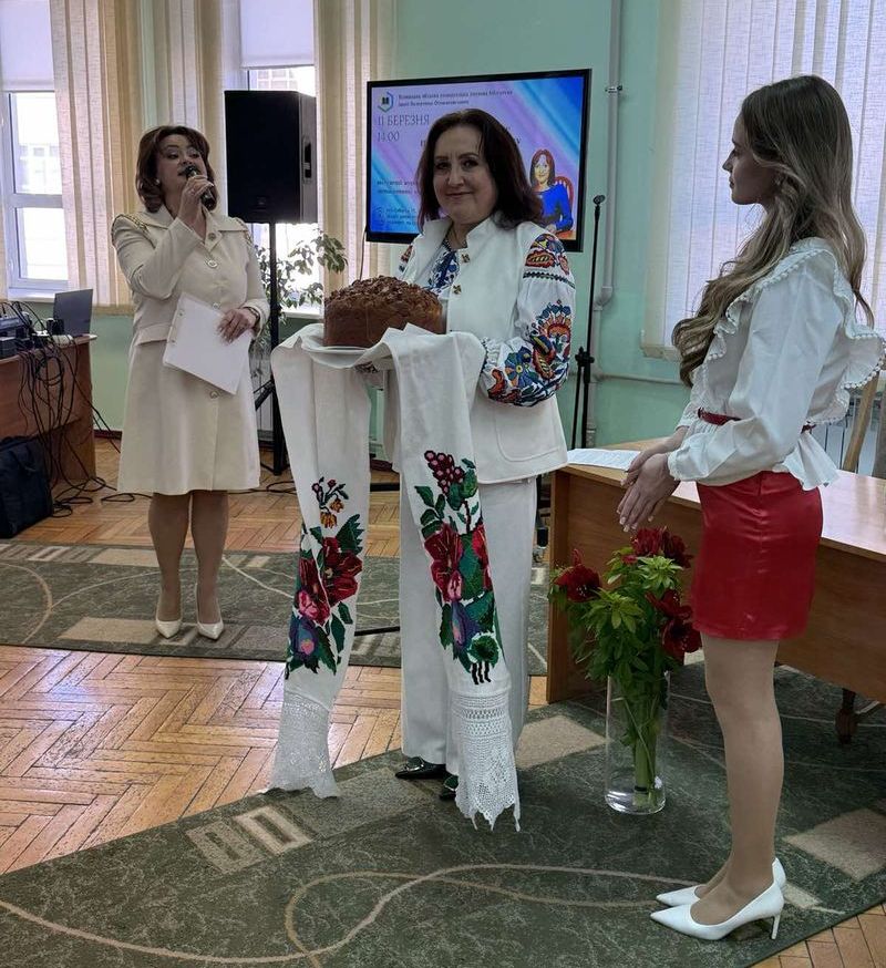 – Їду до норовливої жінки, але надзвичайно талановитої журналістки та письменниці, – пояснив свою присутність на презентації книг почесний громадянин Вінниці Роман Аксельрод