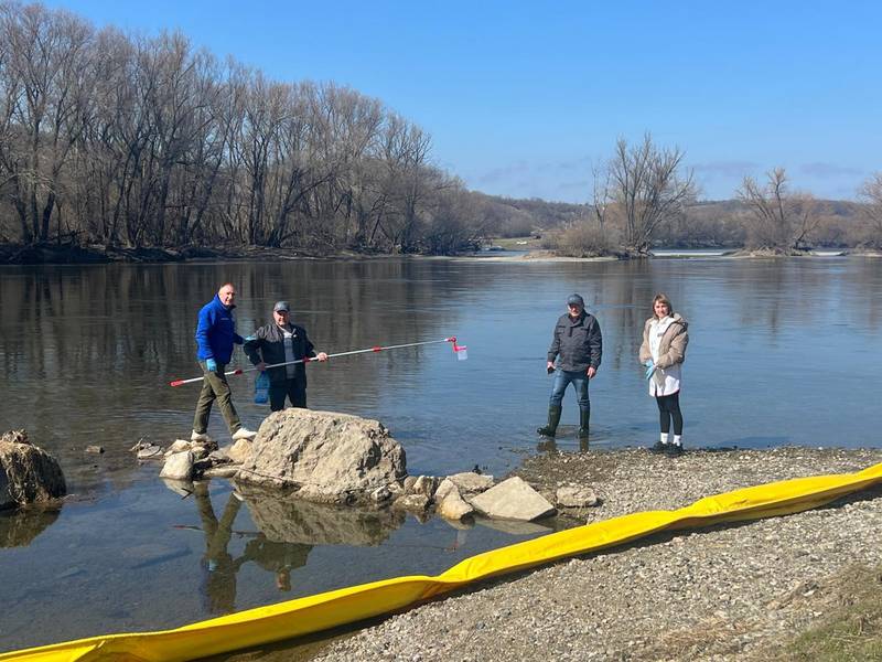 Екологи працюють. Дністер очищається