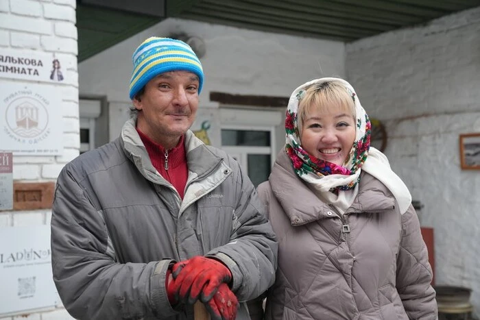 Має юридичну освіту та знає вісім мов: у Сумах працює незвичайний двірник