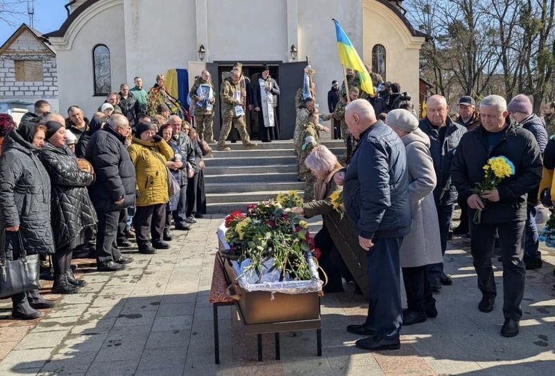 Він мав би дарувати квіти мамі… але гайсинчани несли квіти герою – Павлу Васильчуку
