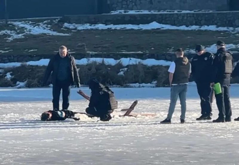 З-під криги на озері у Вінниці дістали тіло жінки