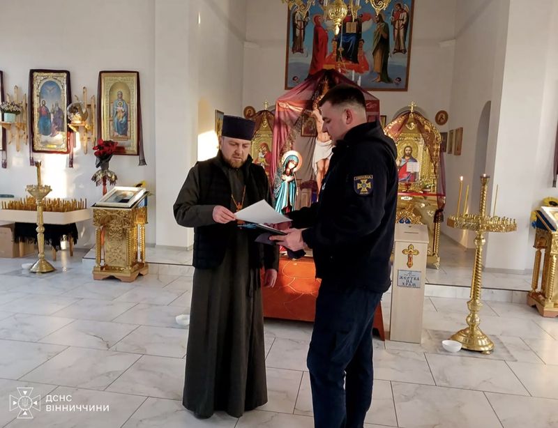 На Вінниччині про безпеку під час богослужінь наголошують рятувальники священнослужителям