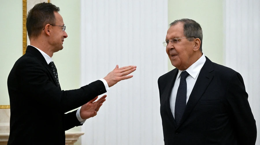 Сійярто не приховує, що телефонує Лаврову під час закритих засідань ЄС