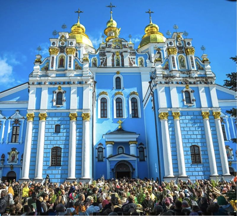 70,3% українців вважають себе віруючими ПЦУ