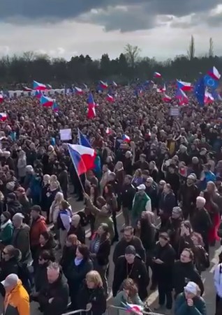 Масові протести відбуваються у Празі