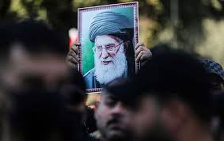 Ось так хоронили вбитого духовного лідера Ірану