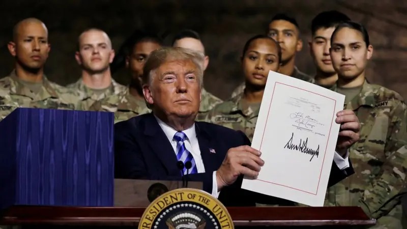 Трамп покритикував “сонного” Байдена і похвалив себе за “безмежні” запаси зброї США