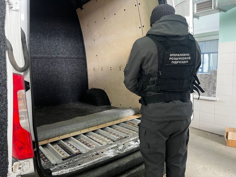 На кордоні у подвійному днищі буса виявили партію прихованих цигарок