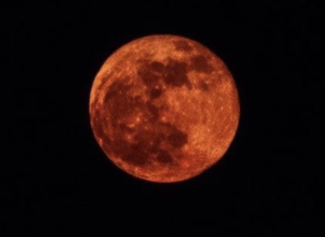 Кривавий місяць був над Україною