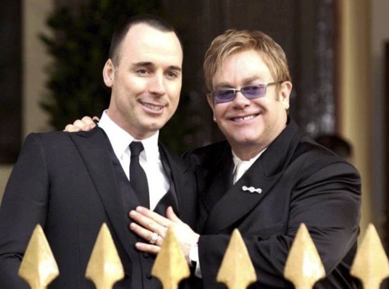 Елтон Джон хотів всиновити дитину з України