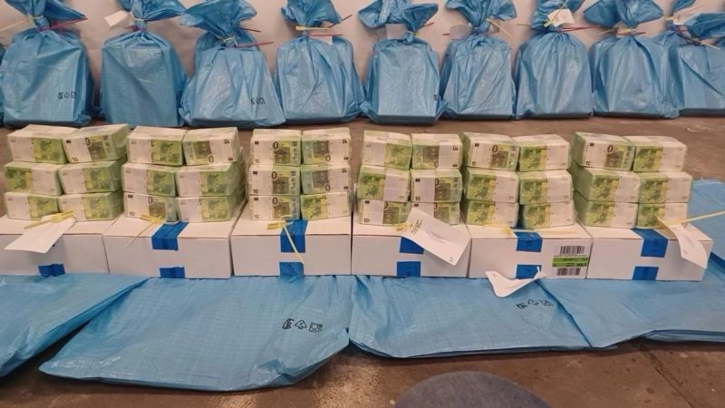 Уряд Угорщини показав фото готівки й золота, вилучених із інкасаторських автівок «Ощадбанку»