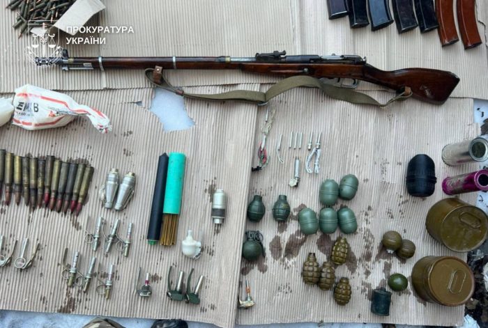 Збував зброю та допомагав виїхати за кордон