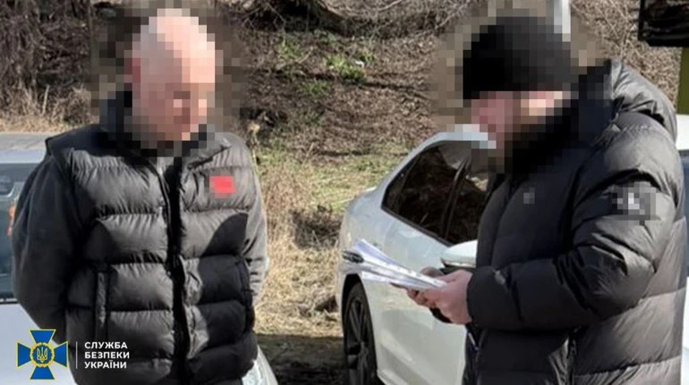 Затримали під час отримання хабаря посадовців “Автомобільних доріг України”