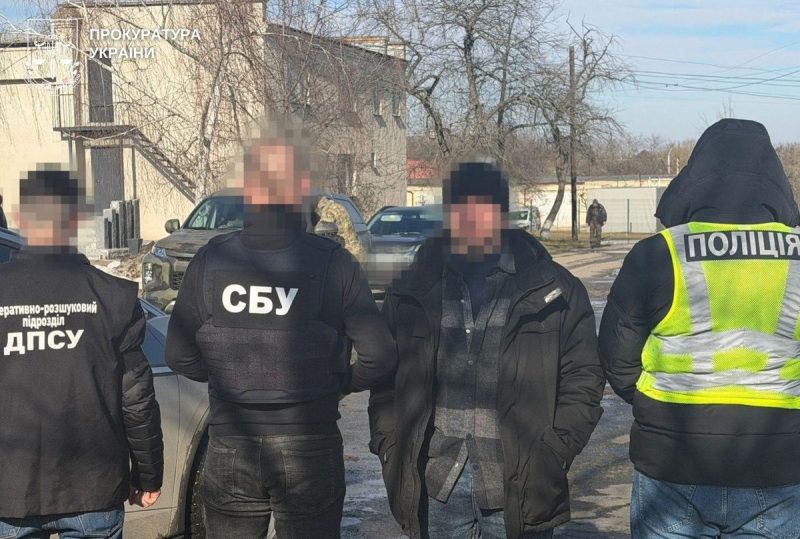 Отримував хабарі за непризов працівників підприємства: поліція Хмельниччини оголосила підозру посадовцю ТЦК та СП