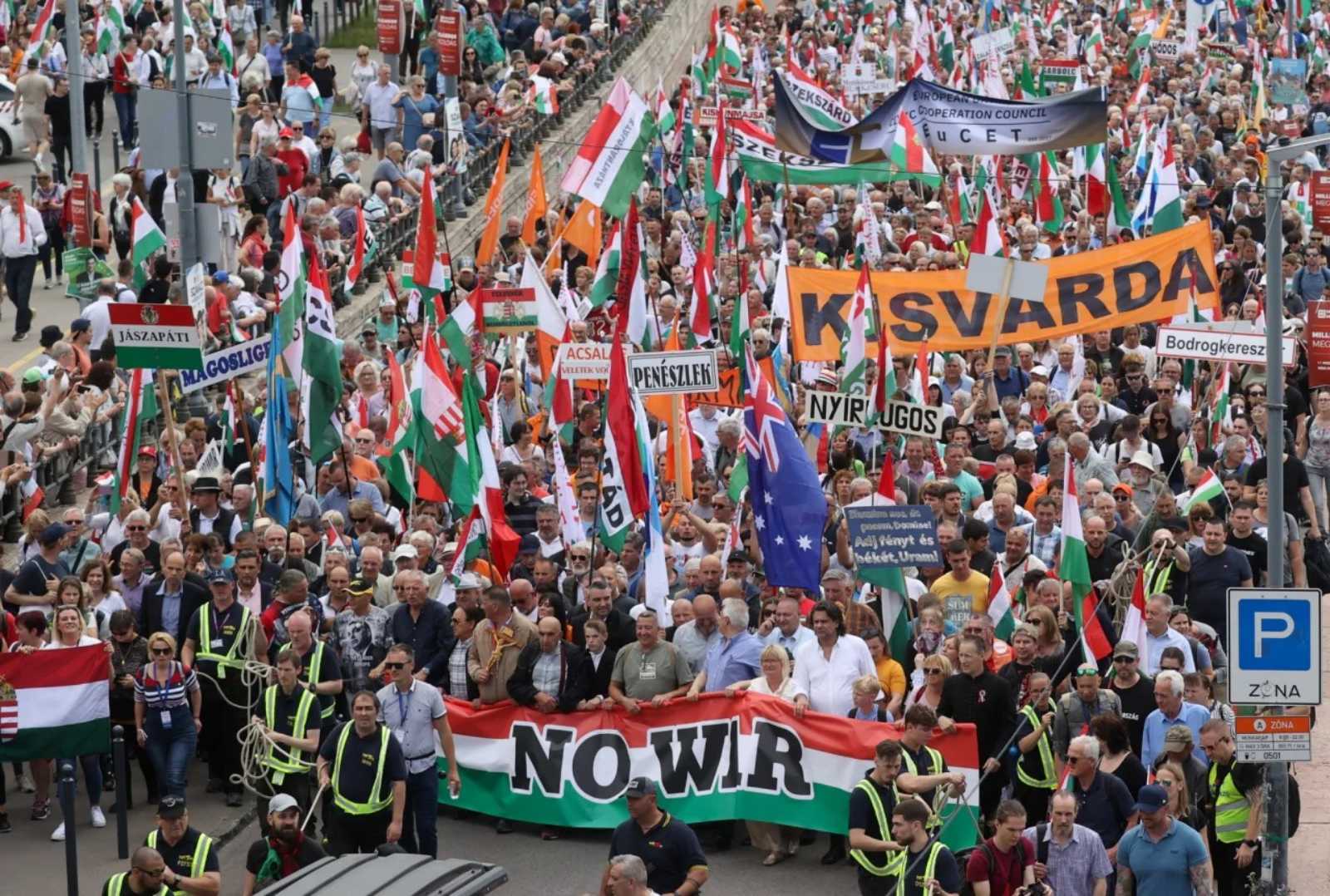 Орбан організовує антиколоніальний марш миру