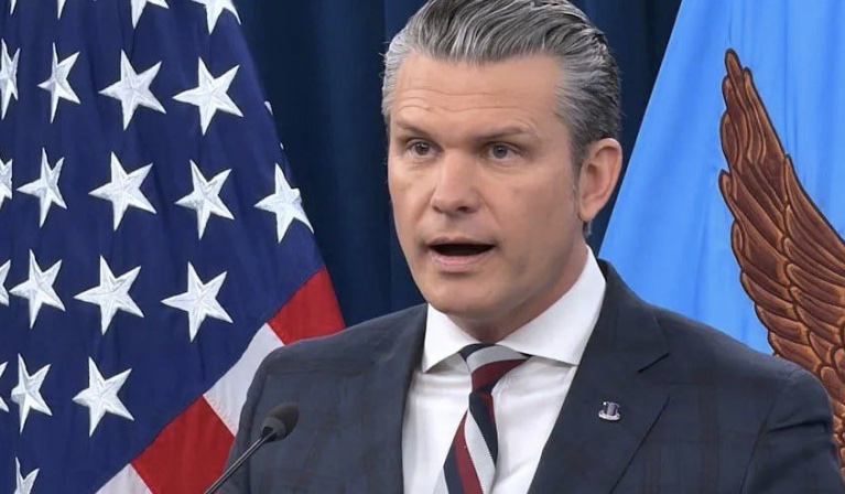 «Ми б’ємо їх, коли вони лежать, і саме так і має бути» — міністр Хегсет