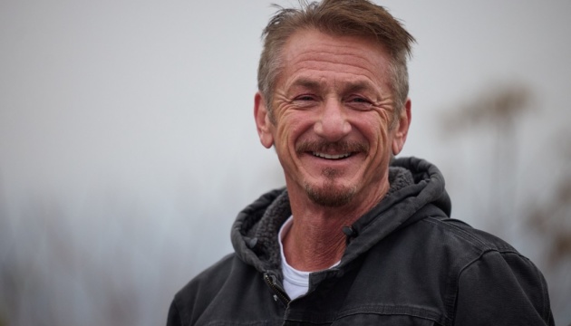 «Оскара» зі сталі підбитого російським дроном вагона вручила УЗ зірці Голлівуду