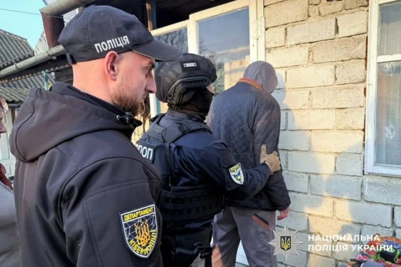 Листувався з дитиною на сексуальні теми: його затримали