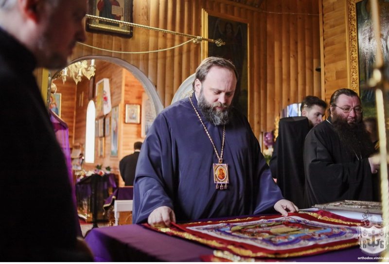 До чудотворних ікон у Мирному приклонився архієпископ Павло