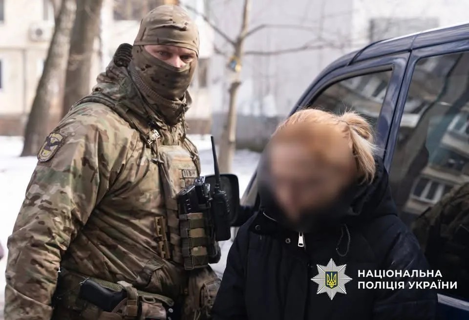 Матір та вітчима затримали за виготовлення порнографії за участю доньки