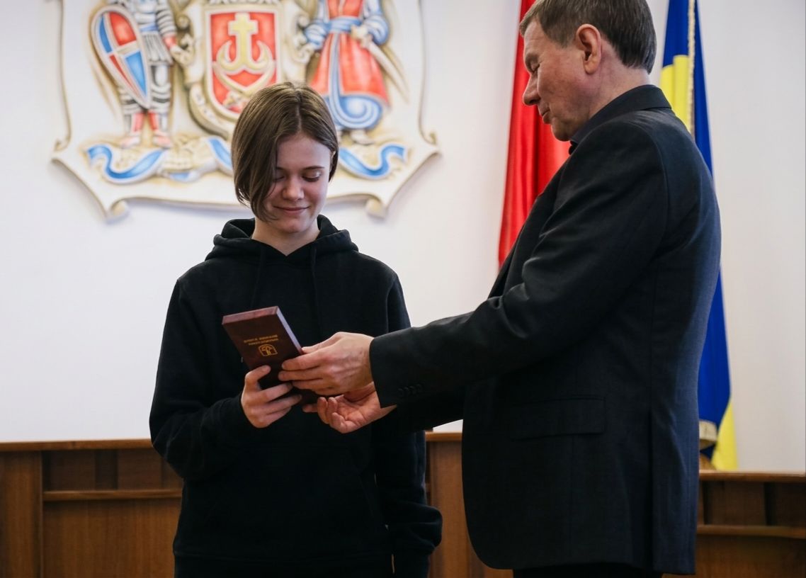 Студентці, яка допомагала у Вінниці рятувати людей після повітряного удару, вручили медаль