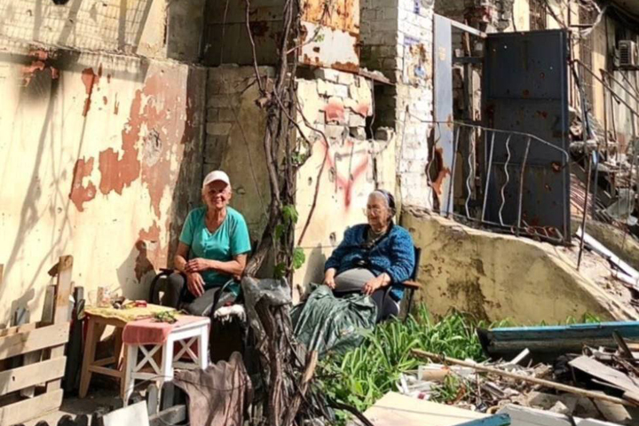 Сьогодні всі занурені у передсвяткову метушню, а я проживаю ці квітневі дні надто важко.