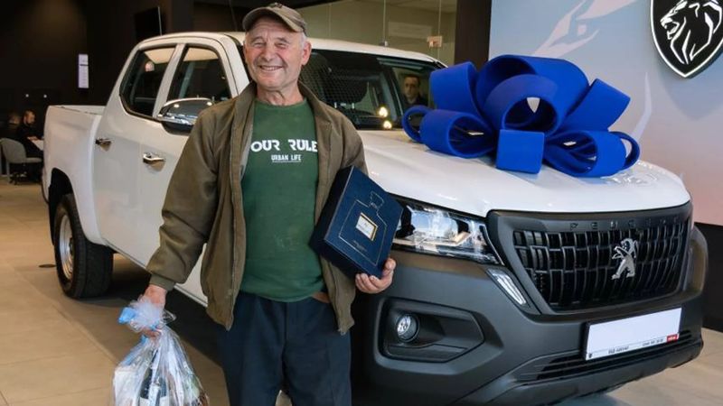 Переселенцеві з Донеччини, який «умістив все життя» в старий ВАЗ, подарували пікап