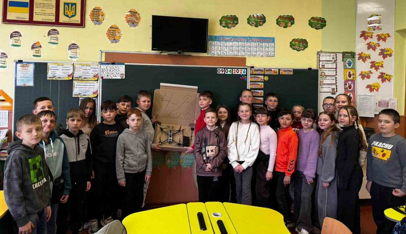 Дрон із рук 4-В класу вирушив на передову