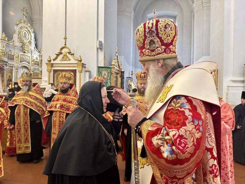 “Одіозний митрополит «Паша Мерседес» гастролює по монастирям Вінниччини