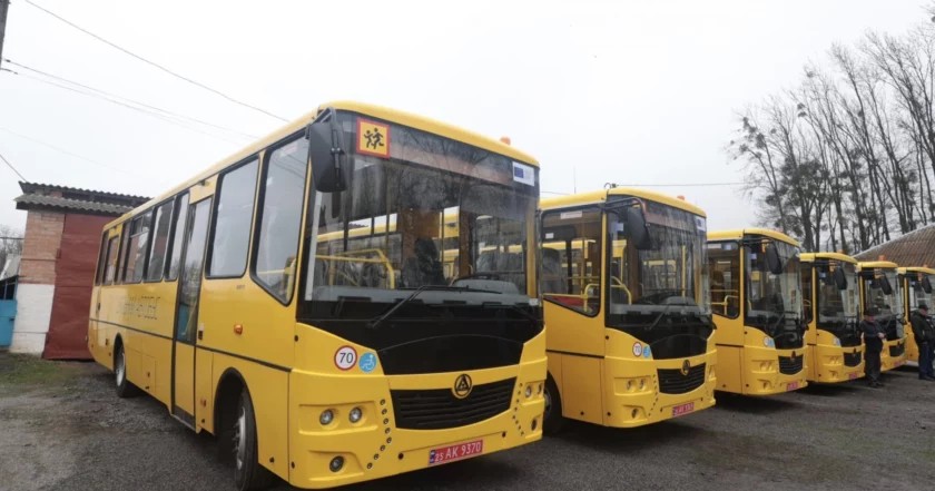 Вінницьким громадам передали 9 інклюзивних шкільних автобусів