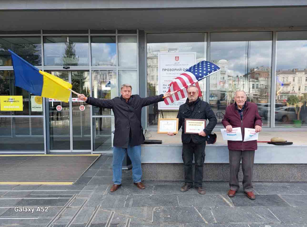 Засновник американської компанії влаштував пікет біля міської ради