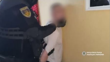 Торгувала власними доньками створюючи порно