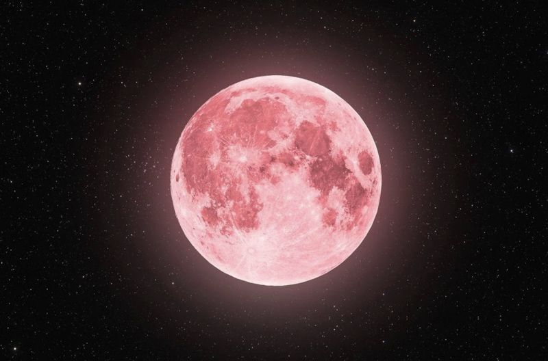 Рожевий місяць над Україною