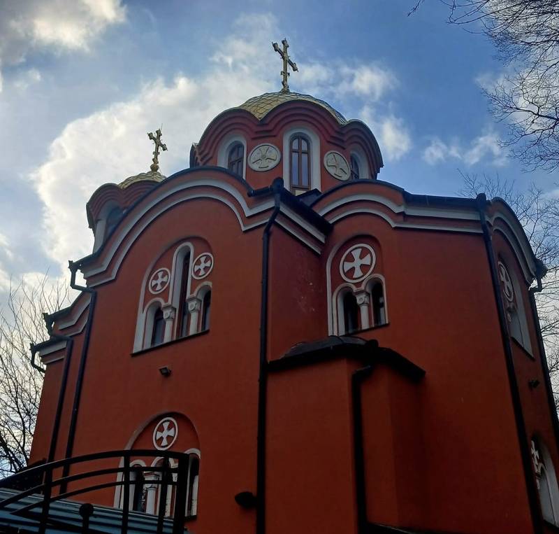 Іду сьогодні попри цей храм, що на фото. Він – недалеко від мого  помешкання