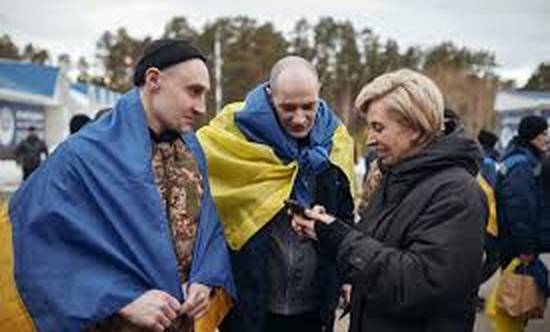 Звільненого з полону захисника Сергія Жученка зустріли у Вороновиці