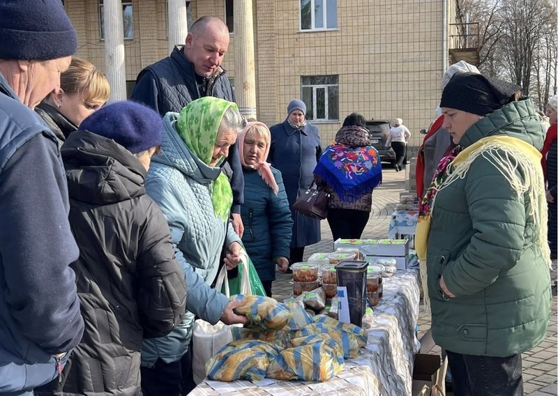Краснопілка ярмаркувала щоб виручені кошти відправити для ЗСУ