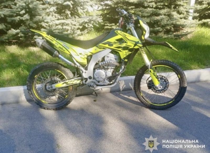 Неповнолітній мотоцикліст наїхав на двох школярок