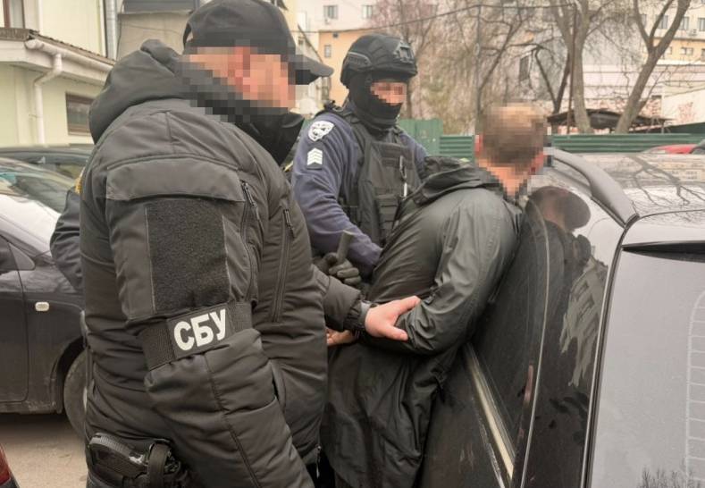$7500 за трансфер до кордону й інструктаж щодо його незаконного перетину – у Вінниці затримано реалізатора схеми