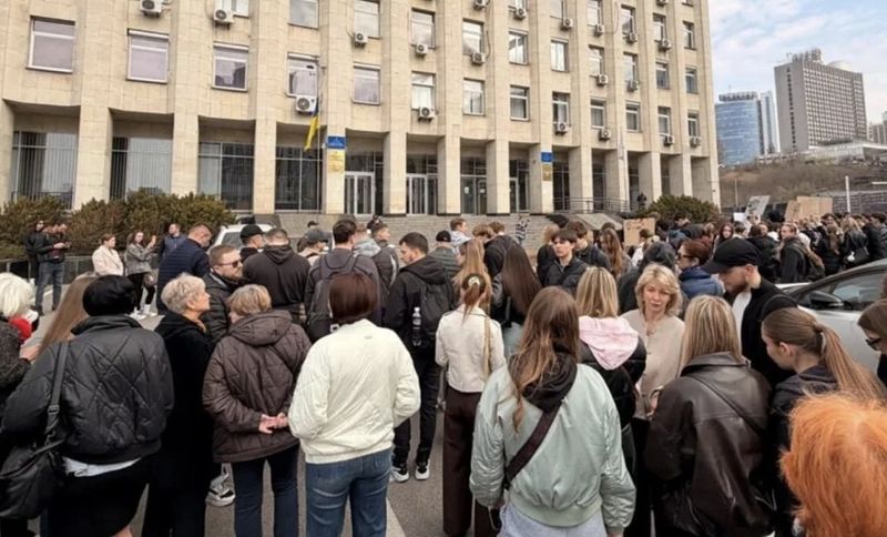 Студенти Нацуніверситету спорту вийшли на мітинг проти рішень Мінспорту: “Риган – наш ректор”