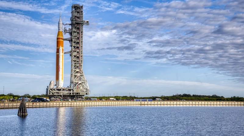 Artemis II успішно облетів Місяць і повертається додому