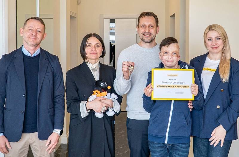 Олігарх подарував квартиру хлопчику, який вижив після ракетного удару рф по Вінниці