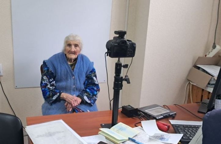 100-річній громадянці України оформили закордонний паспорт